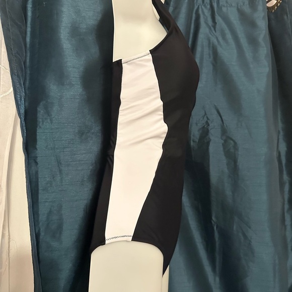 Source Unknown Black and White Women's One Piece Swimsuit - Picture 2 of 4